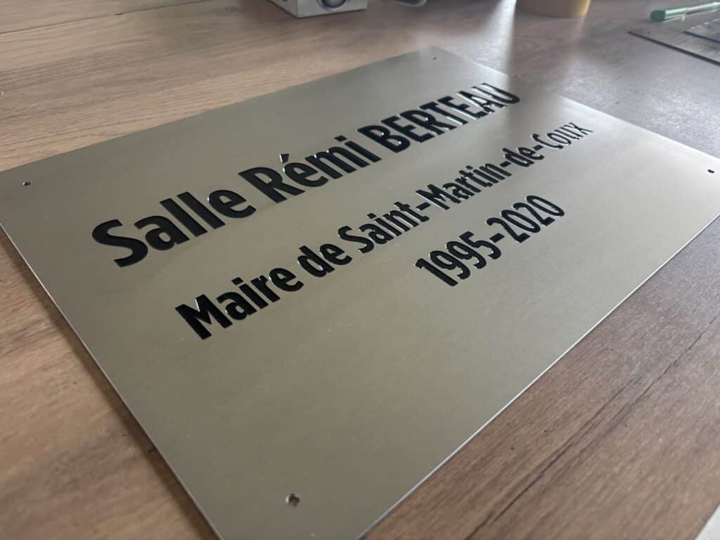 Plaque commémorative en métal Salle Rémi BERTEAU, Maire de Saint-Martin-de-Coux 1995-2020.