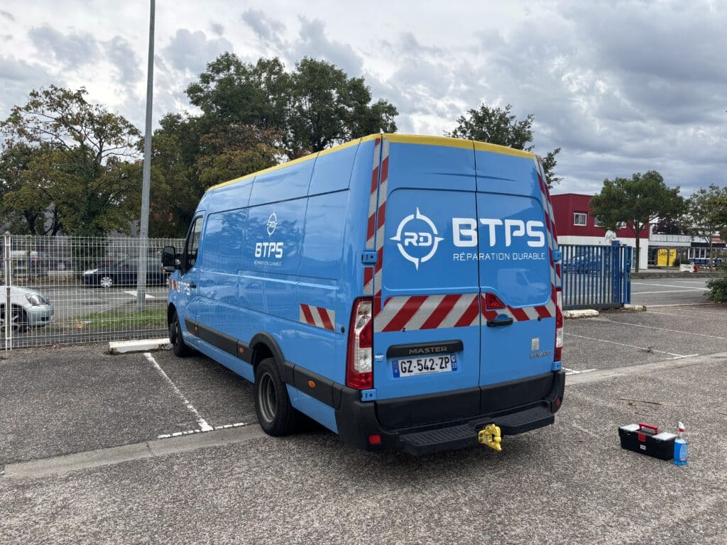 Fourgon BTPS Réparation Durable Renault Master Bleu Fourgon bleu BTPS Réparation Durable, Renault Master stationné avec bandes de signalisation.
