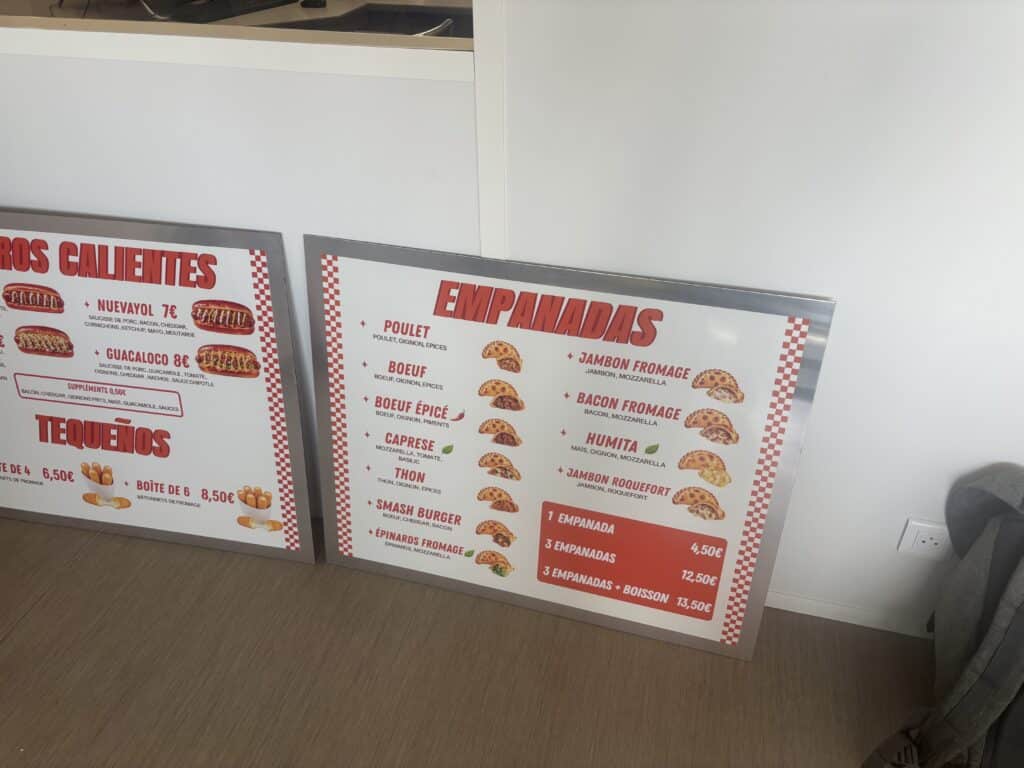 Menu Empanadas, Hot Dogs et Tequeños - Prix et Saveurs Menus Perros Calientes, Tequeños et Empanadas avec prix et saveurs détaillés sur fond à carreaux rouges.